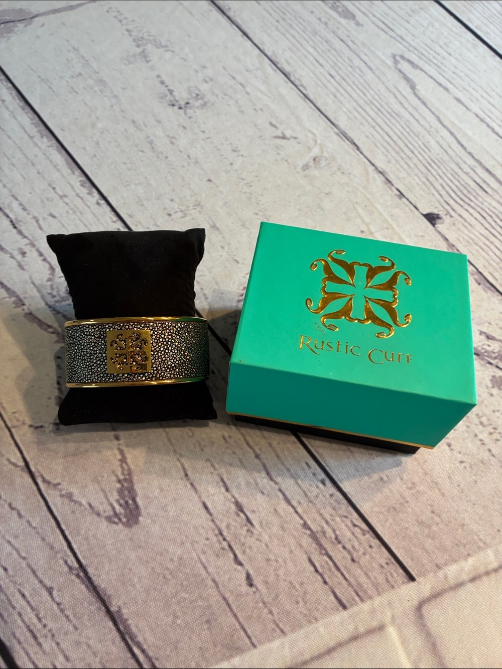 🎉NEW LISTING!🎉Rustic Cuff Stingray Cuff with Gold Logo Accents